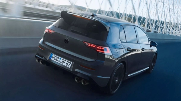 Хот-хэтч Volkswagen Golf R почернел в Японии Хот-хэтч Volkswagen Golf R почернел в Японии