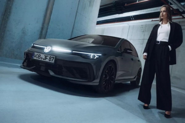 Хот-хэтч Volkswagen Golf R почернел в Японии Хот-хэтч Volkswagen Golf R почернел в Японии