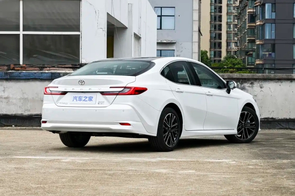 Обновленная Toyota Camry для Китая: другой салон, богатая комплектация и прежняя техника