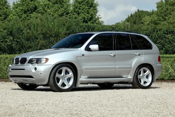 Первый BMW X5 обрел двигатель V10 и шестиступенчатую «механику» Первый BMW X5 обрел двигатель V10 и шестиступенчатую «механику»