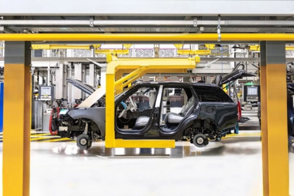 Концерн Jaguar Land Rover сокращает производство и персонал Концерн Jaguar Land Rover сокращает производство и персонал
