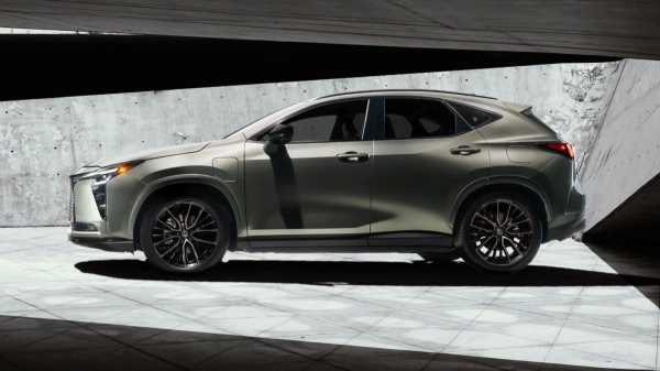Кроссовер Lexus NX обновился снаружи и внутри