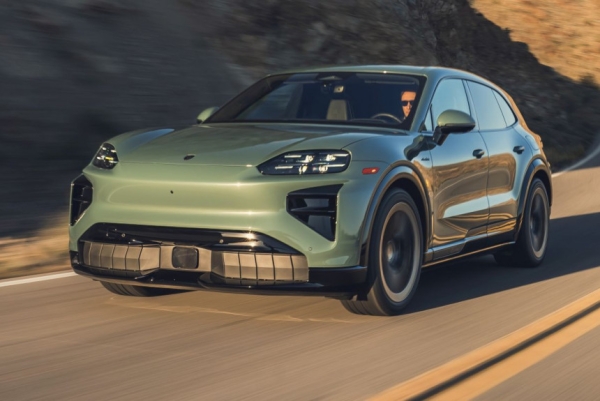 Porsche Cayenne обрел индукционную зарядку батареи и 105 цветов кузова