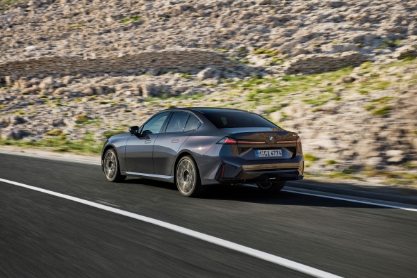 «Трешка» BMW восьмого поколения: 6 цилиндров в строю! «Трешка» BMW восьмого поколения: 6 цилиндров в строю!