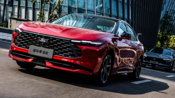 Обновленный Ford Mondeo стал мощнее и обрел классические фары