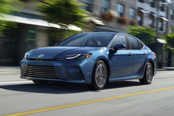 Представлена новая Toyota Camry: теперь без V6 Представлена новая Toyota Camry: теперь без V6