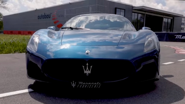 Компания Maserati модернизировала MC20 в честь гоночного суперкара MC12