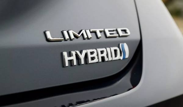 Дайджест дня: обновленный Sportage, гибридный автобус Hongqi и другие события индустрии