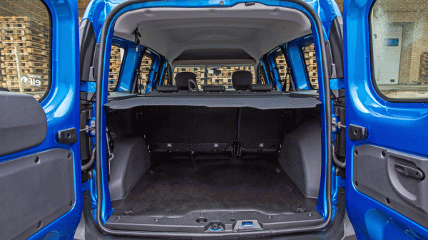 Загружаем трудоголиков Renault Dokker и Lada Largus Загружаем трудоголиков Renault Dokker и Lada Largus