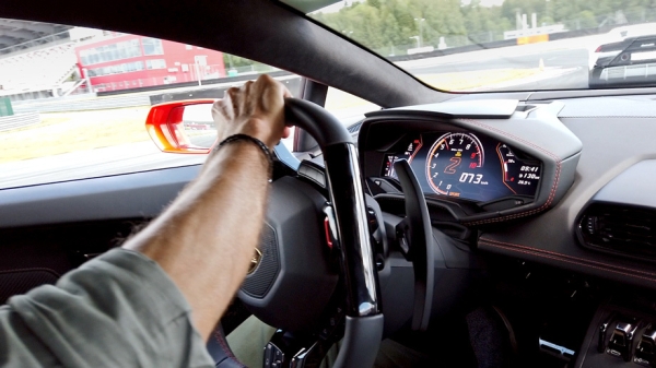 Легко сходимся с берлинеттой Lamborghini Huracan Evo Легко сходимся с берлинеттой Lamborghini Huracan Evo