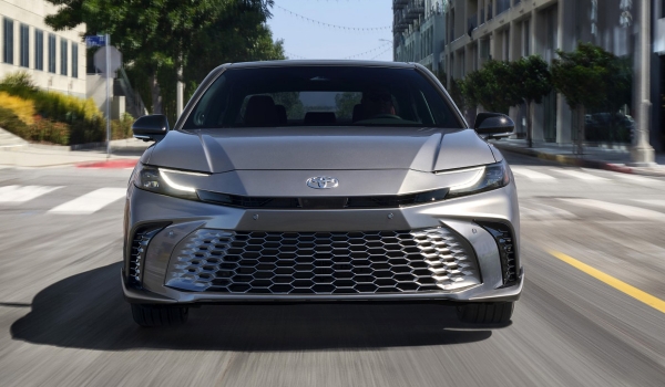 Представлена новая Toyota Camry: теперь без V6 Представлена новая Toyota Camry: теперь без V6