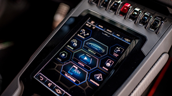 Легко сходимся с берлинеттой Lamborghini Huracan Evo Легко сходимся с берлинеттой Lamborghini Huracan Evo