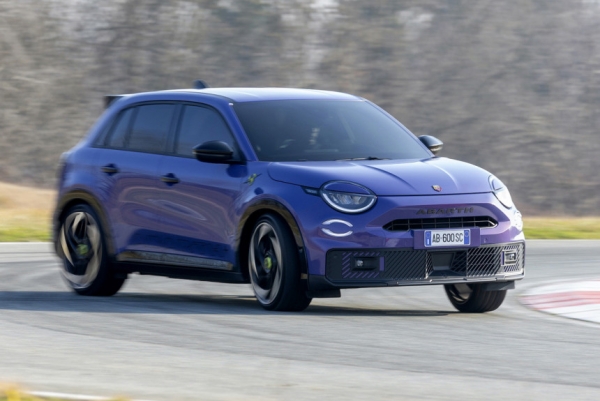 Кроссовер Abarth 600e полностью рассекречен в двух версиях Кроссовер Abarth 600e полностью рассекречен в двух версиях