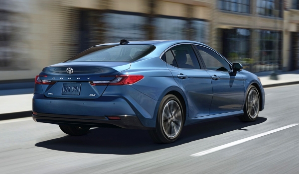 Представлена новая Toyota Camry: теперь без V6 Представлена новая Toyota Camry: теперь без V6