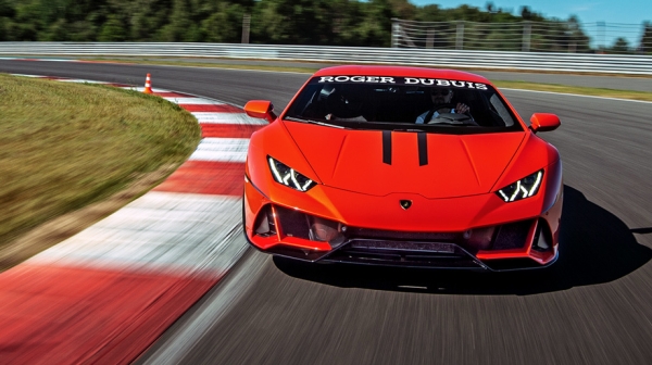 Легко сходимся с берлинеттой Lamborghini Huracan Evo Легко сходимся с берлинеттой Lamborghini Huracan Evo