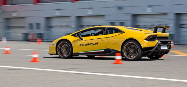 Легко сходимся с берлинеттой Lamborghini Huracan Evo Легко сходимся с берлинеттой Lamborghini Huracan Evo