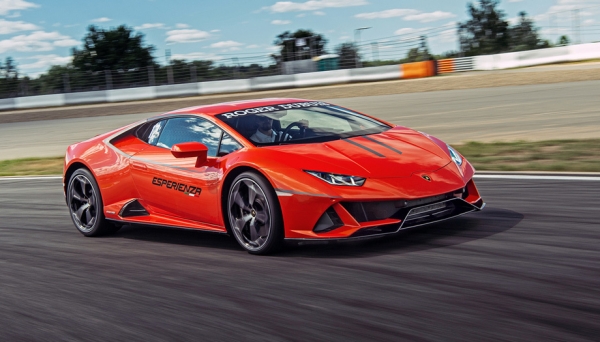 Легко сходимся с берлинеттой Lamborghini Huracan Evo Легко сходимся с берлинеттой Lamborghini Huracan Evo
