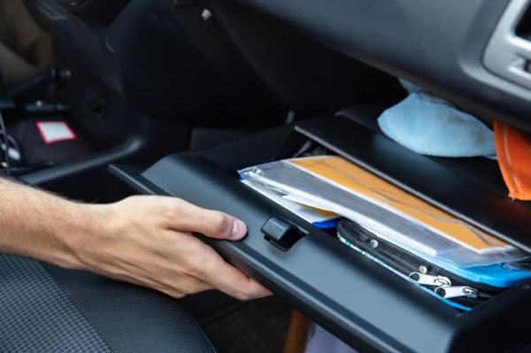 Автопортал Njcar.ru предупредил водителей РФ об опасности хранения документов в салоне автомашины