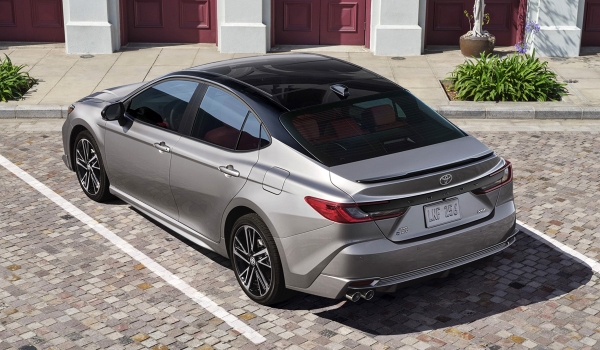 Представлена новая Toyota Camry: теперь без V6 Представлена новая Toyota Camry: теперь без V6
