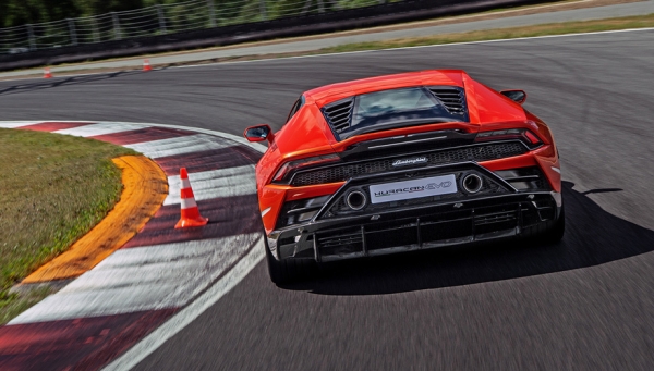 Легко сходимся с берлинеттой Lamborghini Huracan Evo Легко сходимся с берлинеттой Lamborghini Huracan Evo