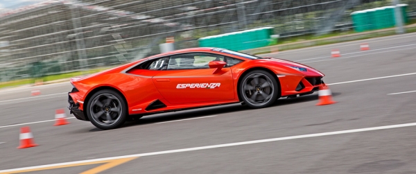 Легко сходимся с берлинеттой Lamborghini Huracan Evo Легко сходимся с берлинеттой Lamborghini Huracan Evo