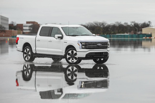 Дилеры FORD сами выдают владельцам F-150 Lightning разрешения продавать новый пикап в течение года Дилеры FORD сами выдают владельцам F-150 Lightning разрешения продавать новый пикап в течение года