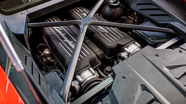 Легко сходимся с берлинеттой Lamborghini Huracan Evo Легко сходимся с берлинеттой Lamborghini Huracan Evo