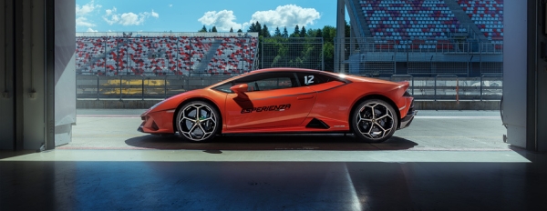 Легко сходимся с берлинеттой Lamborghini Huracan Evo Легко сходимся с берлинеттой Lamborghini Huracan Evo