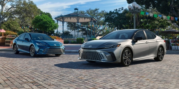 Представлена новая Toyota Camry: теперь без V6 Представлена новая Toyota Camry: теперь без V6