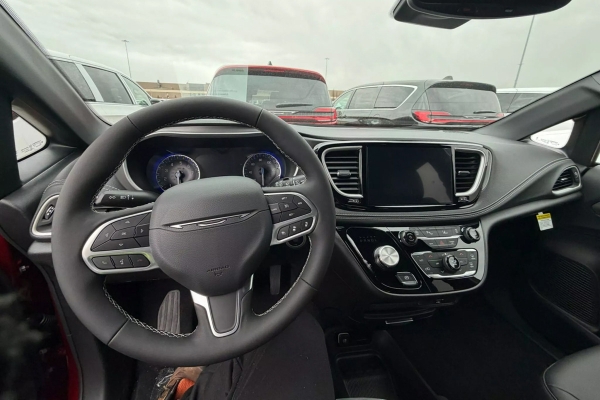 Обновленный минивэн Chrysler Pacifica: салон и цены Обновленный минивэн Chrysler Pacifica: салон и цены