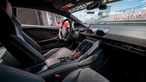 Легко сходимся с берлинеттой Lamborghini Huracan Evo Легко сходимся с берлинеттой Lamborghini Huracan Evo