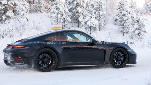 Компания Porsche тестирует прототип Porsche 911 ST Heritage на Нюрбургринге Компания Porsche тестирует прототип Porsche 911 ST Heritage на Нюрбургринге