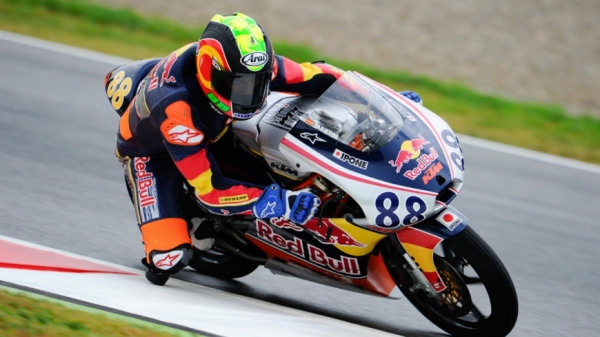 Porsche 911 Turbo S пытается обогнать два байка MotoGP в драг-рейсинге