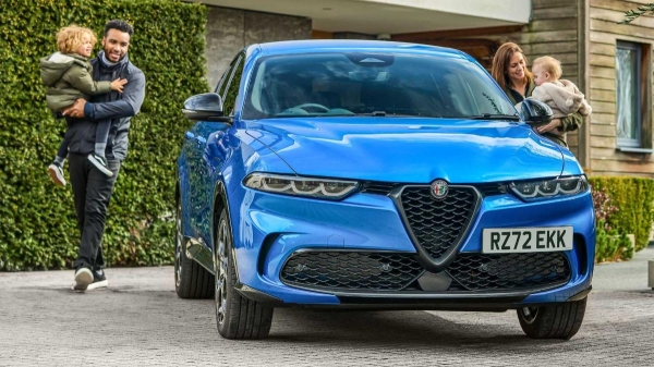 Представлена версия кроссовера Alfa Romeo Tonale Edizione Bambini с пеленальным столиком Представлена версия кроссовера Alfa Romeo Tonale Edizione Bambini с пеленальным столиком