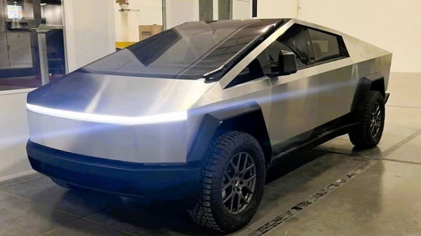 Продажи электрокаров Tesla снизились впервые за всю историю бренда